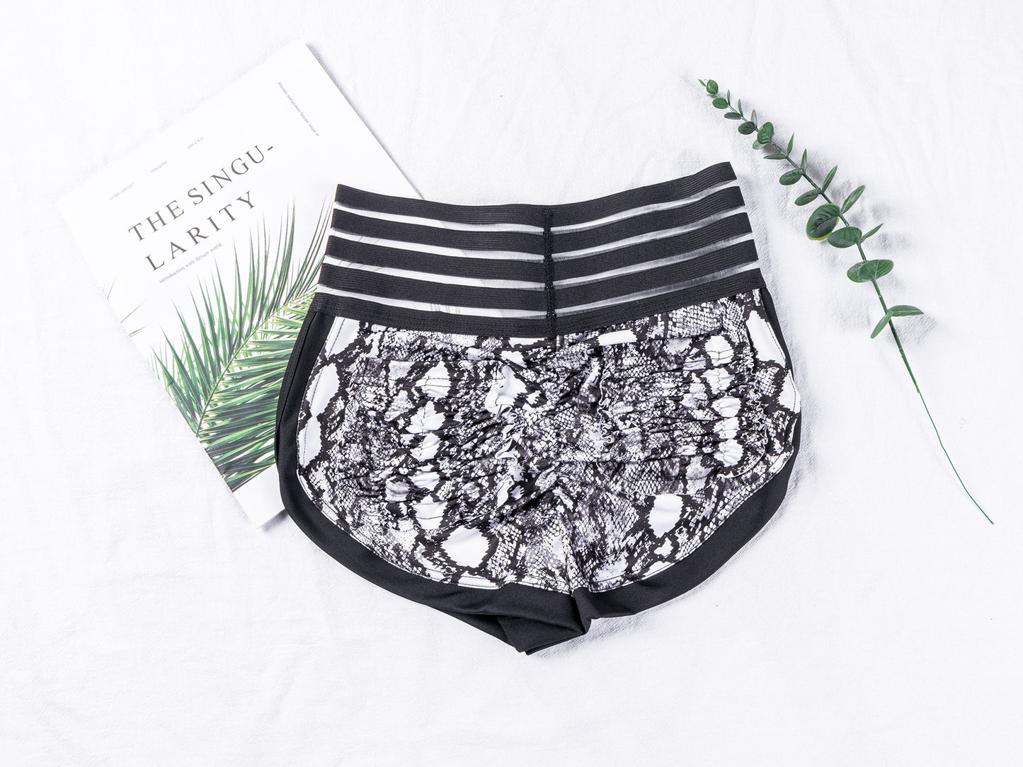 Peach Lace Waist Snake Print Yoga Shorts with Sports Pockets, Butt-Lifting