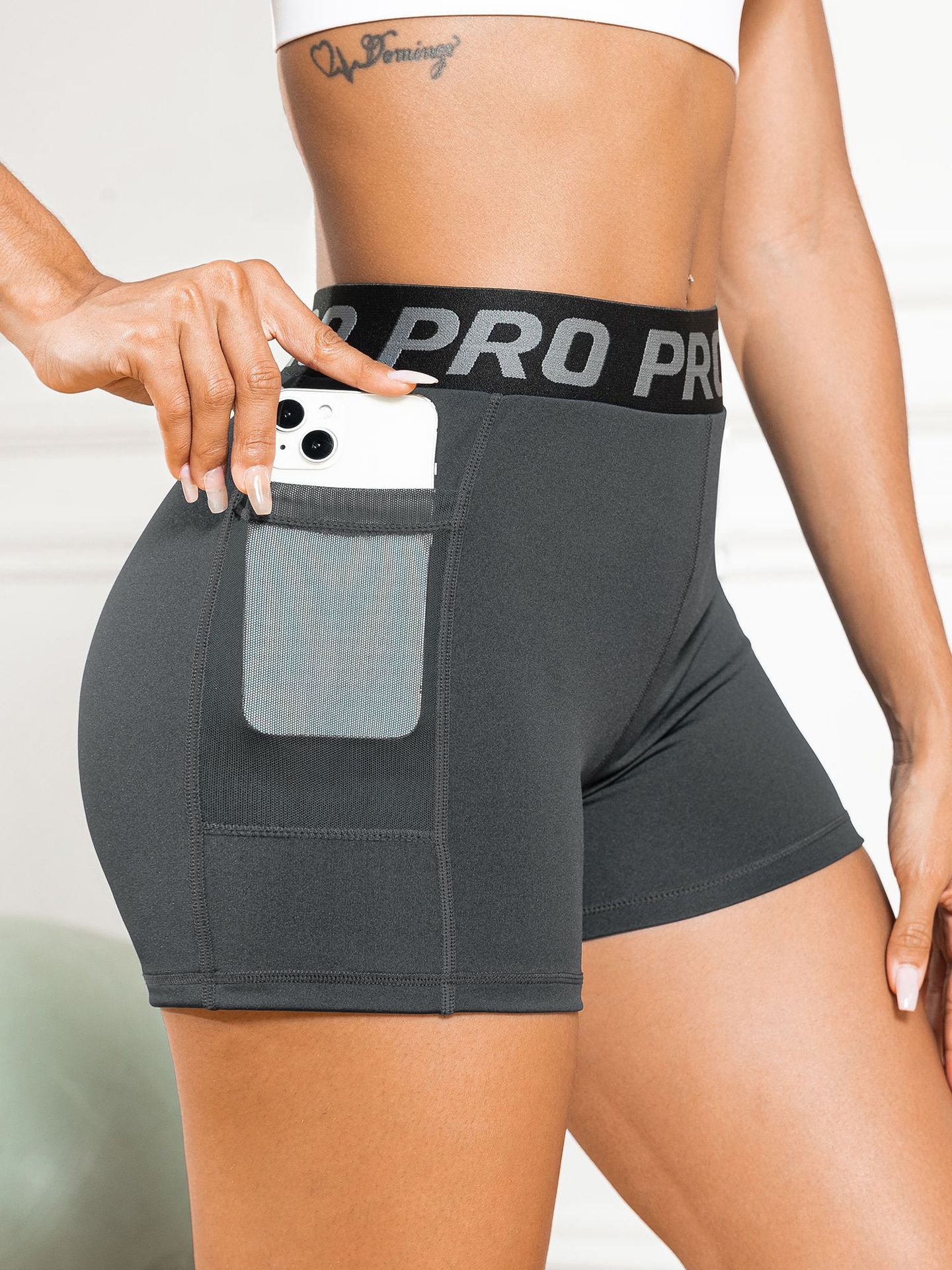 Women's High-Waisted Butt-Lifting Yoga Pants with Mesh Pockets and Three-Quarter Length for Running and Fitness