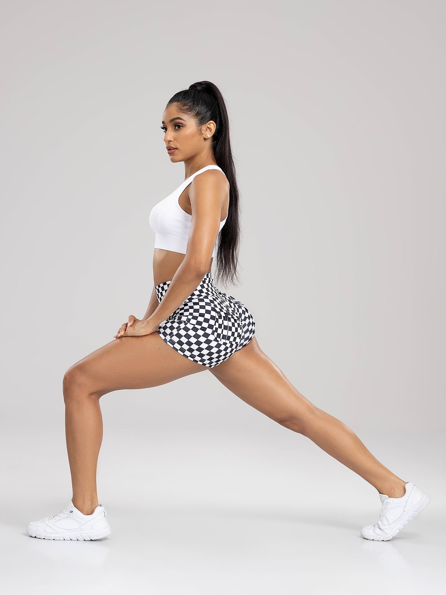 Yoga Pants with Black and White Checkered Print, High-Waisted, Body-Hugging, 3/4 Length, Peach Butt Short Pants for Women