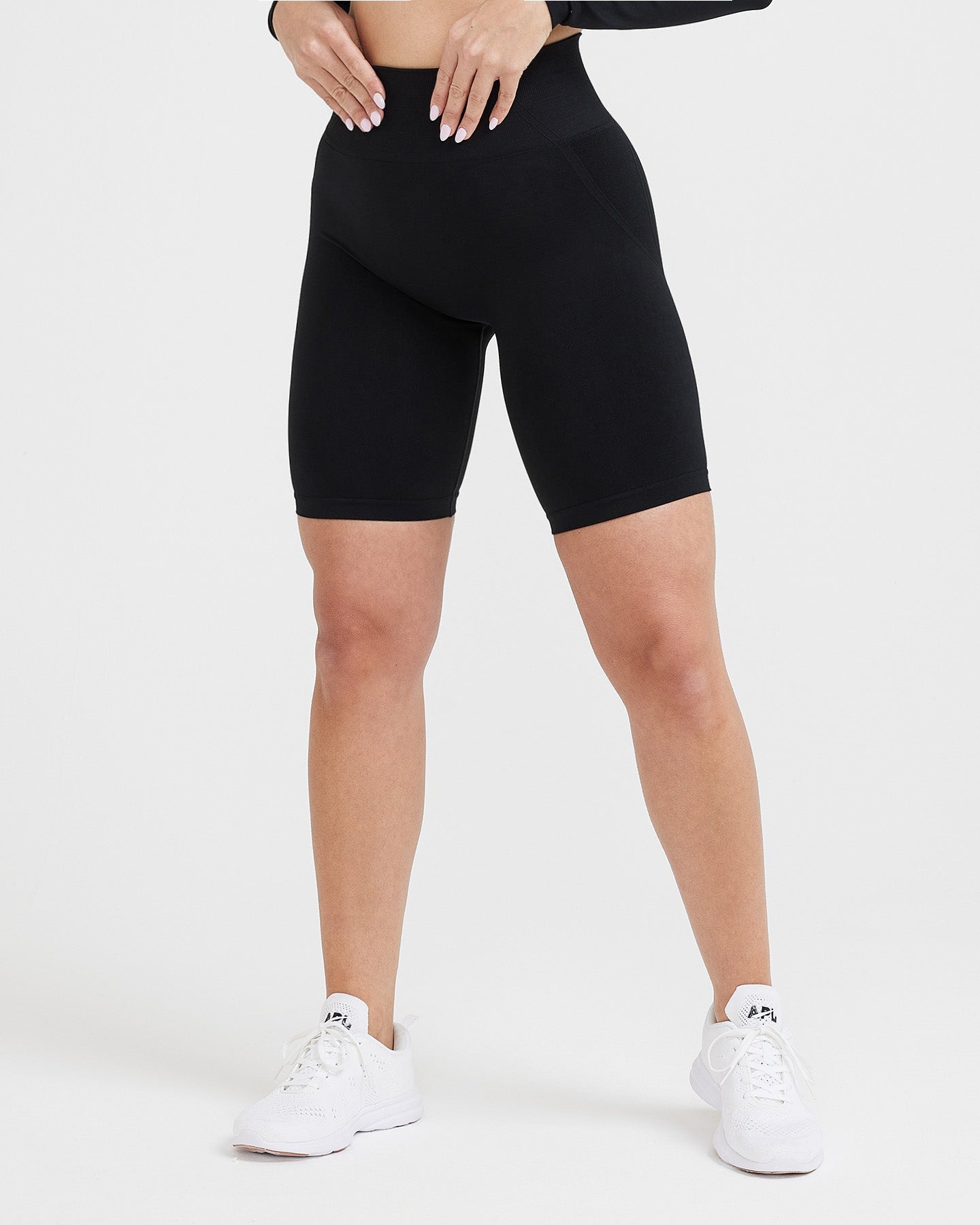 High-waisted seamless yoga pants for running, fitness, and cycling with a flattering, slim-fitting design and a peach-shaped butt. Knitted outdoor cycling short