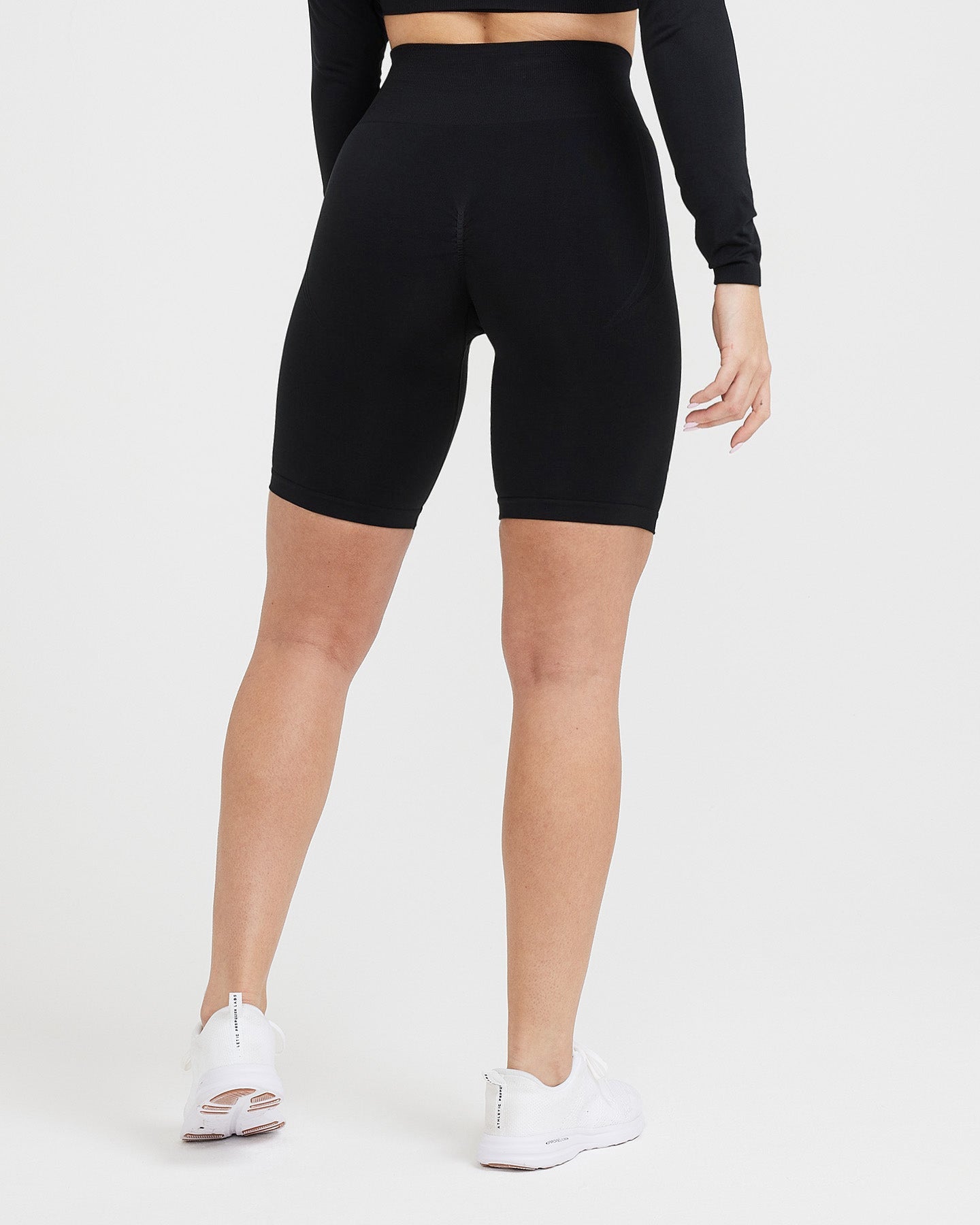 High-waisted seamless yoga pants for running, fitness, and cycling with a flattering, slim-fitting design and a peach-shaped butt. Knitted outdoor cycling short