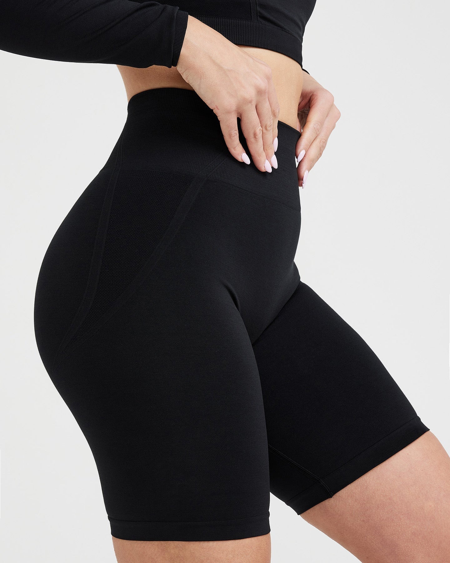 High-waisted seamless yoga pants for running, fitness, and cycling with a flattering, slim-fitting design and a peach-shaped butt. Knitted outdoor cycling short