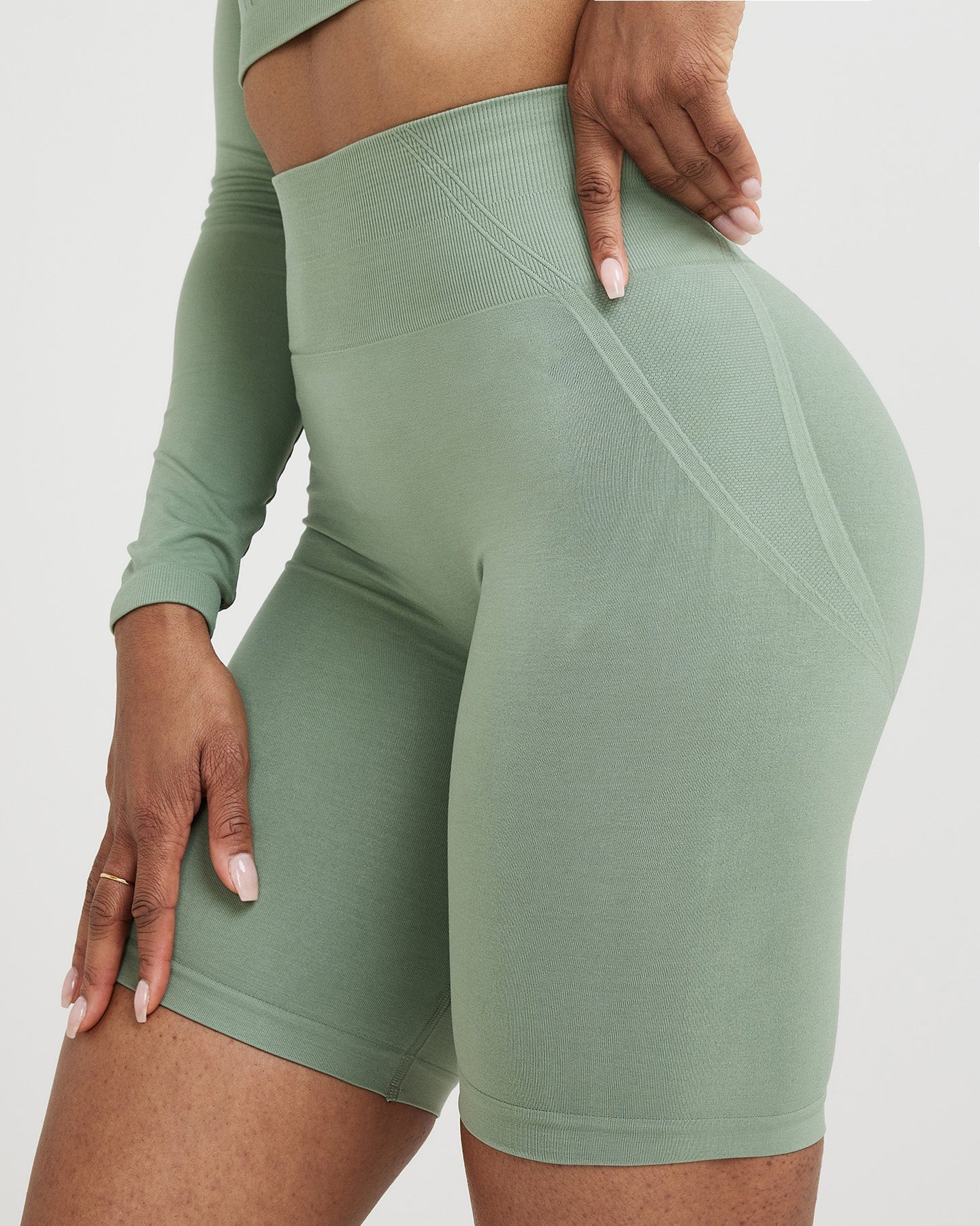 High-waisted seamless yoga pants for running, fitness, and cycling with a flattering, slim-fitting design and a peach-shaped butt. Knitted outdoor cycling short