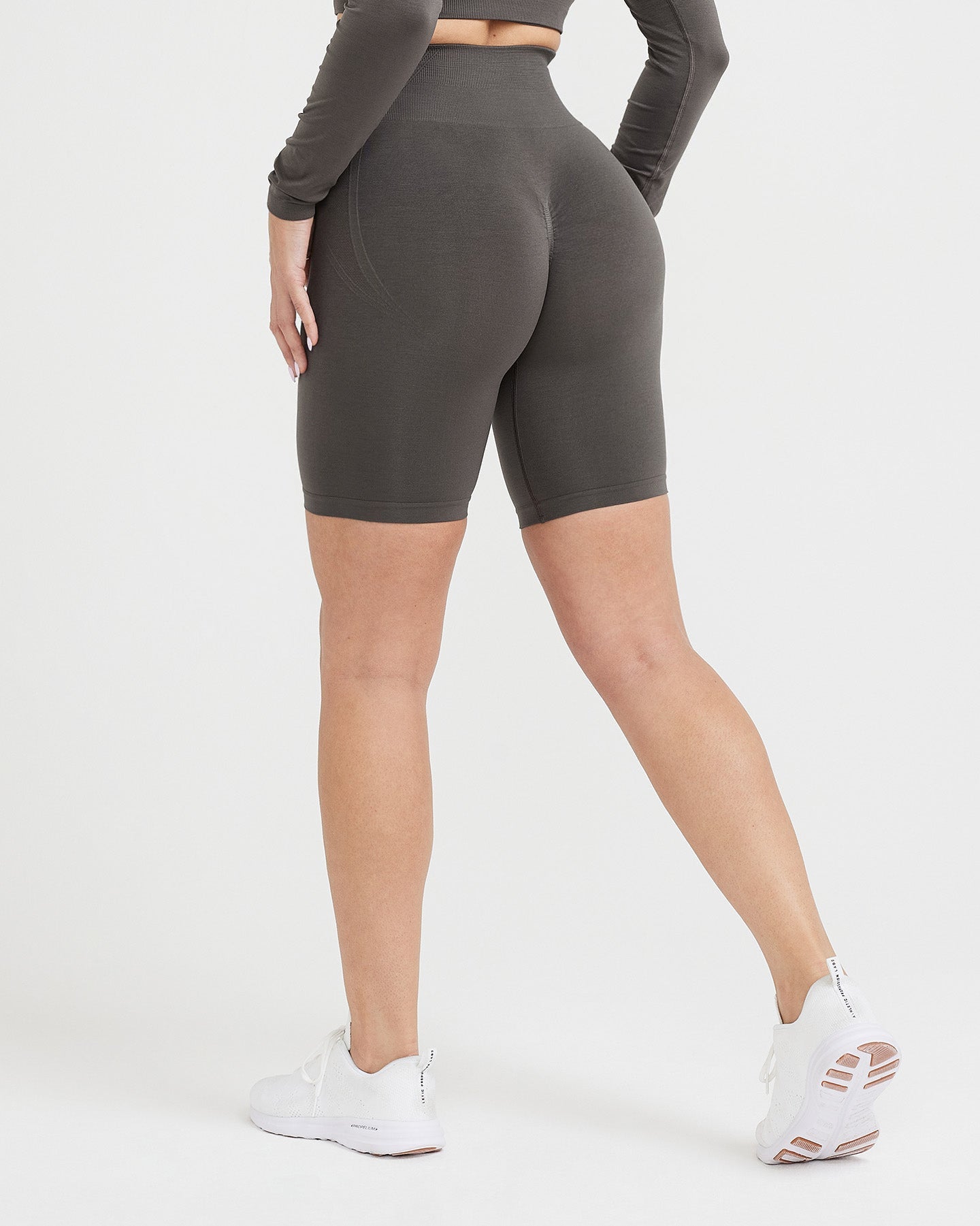 High-waisted seamless yoga pants for running, fitness, and cycling with a flattering, slim-fitting design and a peach-shaped butt. Knitted outdoor cycling short