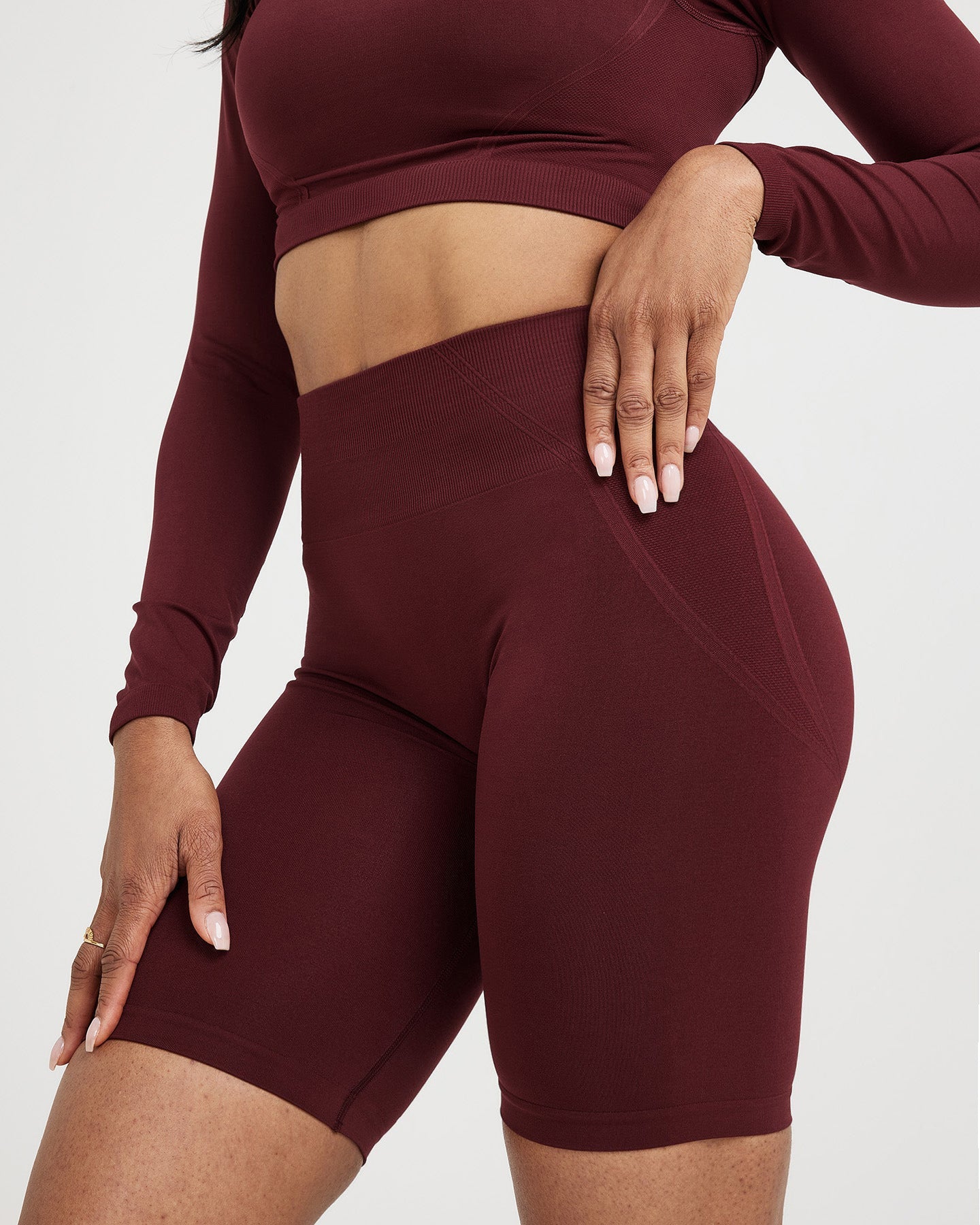 High-waisted seamless yoga pants for running, fitness, and cycling with a flattering, slim-fitting design and a peach-shaped butt. Knitted outdoor cycling short