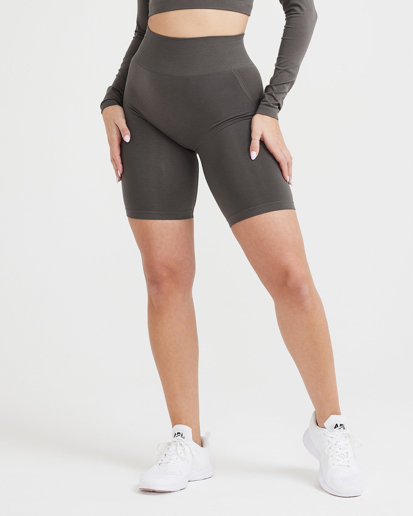 High-waisted seamless yoga pants for running, fitness, and cycling with a flattering, slim-fitting design and a peach-shaped butt. Knitted outdoor cycling short