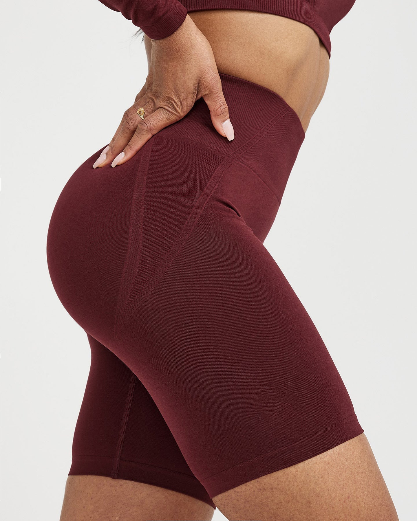 High-waisted seamless yoga pants for running, fitness, and cycling with a flattering, slim-fitting design and a peach-shaped butt. Knitted outdoor cycling short