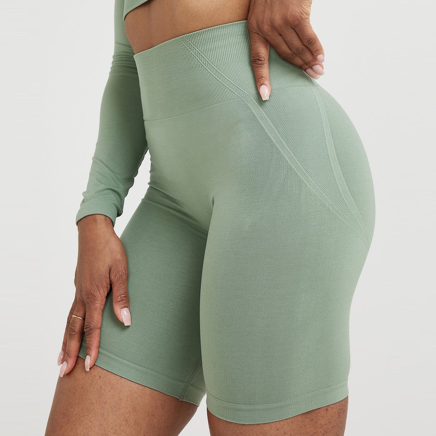 High-waisted seamless yoga pants for running, fitness, and cycling with a flattering, slim-fitting design and a peach-shaped butt. Knitted outdoor cycling short